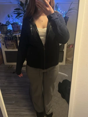Sail racing hoodie - Säljer en mörkblå sail racing hoodie som börjat bli för liten! Den är väldigt snygg och sitter väldigt fint och bra