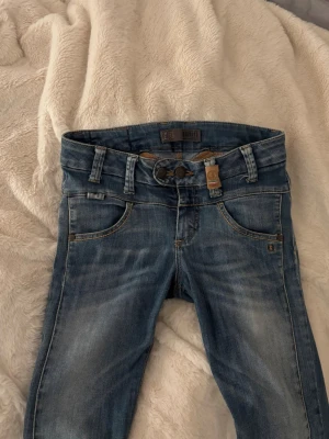 vintage lågmidjade jeans  - säljer nu mina så snygga italienska vintage jeans, lågmidjade och raka/skinny ben. storlek 27/32 (lite små i storleken) 💗