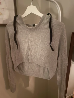 Stickad cropped tröja med luva - Är i storlek L men tycker den mer är S. I fint skick. Kolla gärna i min profil för att köpa i bundle och få rabatter!💗