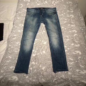 Replay anbass  jeans herr storlek 28/32 - Snygga replay anbass jeans med klassisk femficksdesign och skinny ven. Perfekta för dig som gillar en tidlös och stilren stil. Eget slitage och design där nere på jeansen och hål
