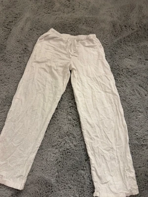 Vita lågmidjade linnebyxor från Gina tricot - Ett par lågmidjade linnebyxor i storlek 134-140 som är för små för mig. Inte några större tecken på användning.🤍
