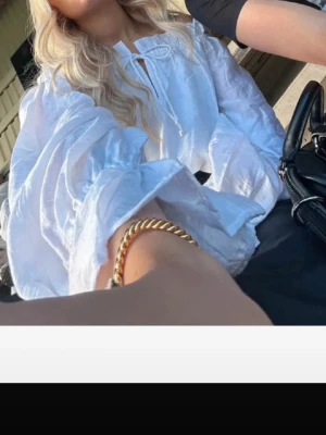 Vit blus - Superfin blus som sitter off shoulder, i storlek xs (första bilden lånad!!)