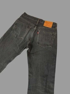 Levi's 501 Jeans - Nyskick - Klassiska blå/grå Levi's 501 jeans, i princip helt nya. Perfekta för dig som gillar en tidlös och avslappnad stil. Storlek W29 L30. Postar inom 24h📦