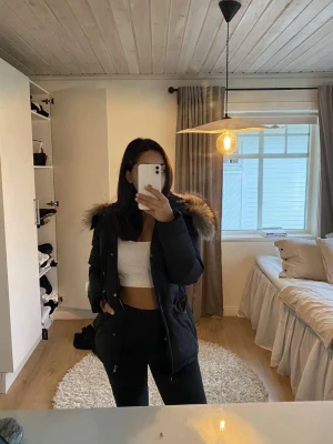 Hollies jacka  - Snygg och varm Hollies jacka med äkta päls runt kragen. Jackan har dragkedja framtill och långa ärmar. Perfekt för kyligare dagar. Säljer den billigt eftersom den inte kommer till användningen. Ord. pris ligger på ca 4000 kronor, har även köpt en dyrare päls som låg på ca 2000 kr. (Man kan ta av och ta på pälsen hur lätt som helst) Köparen står för frakt!!