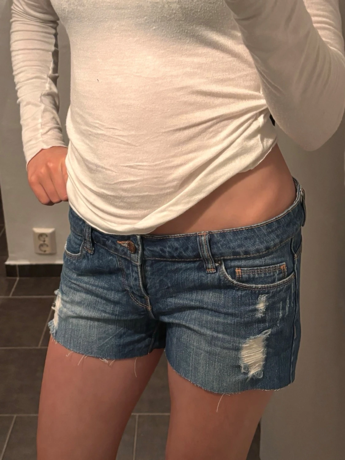 Snygga lågmidjade jeansshorts med slitningar - 1