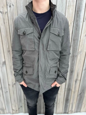 Woolrich fieldjacket - Woolrich | skick 9/10 | Storlek M | Pris - 1299kr | Modellen är ca 181cm lång | Hör av dig vid minsta fråga eller fundering!!