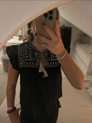 Svart blus  - Svart blus från H&M i storlek xs💞Den är aldrig använd och har lappen kvar, säljer för 120kr!!