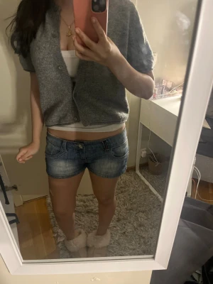 Grå kortärmad kofta - Kortärmad grå kofta med knappar