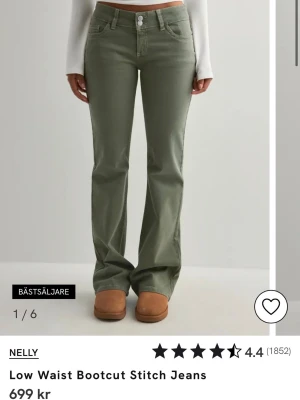 Gröna bootcut jeans från Nelly - Lågmidjade jeans från Nelly i färgen grön, använda ca 4 gånger. Stora i storleken. Fri frakt