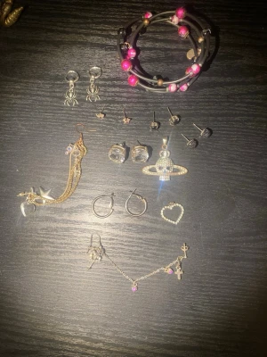 Lite olika örhängen, armband och halsbands hänge❤️ - Lite olika smycken så som örhängen halsbands hängen och ett armband❤️ döskalle halsbands hänget är lite rostigt tyvärr