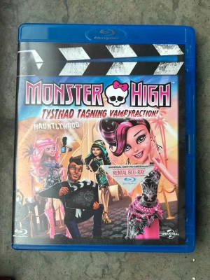 Monster High Tystnad, tagning, vampyraction dvd - Monster High - tystnad, tagning, vampyraction på Blu-ray.   Filmen handlar om Draculaura som blir bortrövad till vampyrernas Hollywood. Det är upp till hennes vänner att rädda henne.  Finns på språk: Svenska, Engelska, Norska, Danska, Finska, Franska, Spanska, Tyska, Portugisiska.  OBS!! skivorna är begagnade så det kan förekomma repor/hairlines på skivorna, men då jag kollar igenom alla filmer jag säljer garanterar jag att alla funkar felfritt om inget annat står! :)
