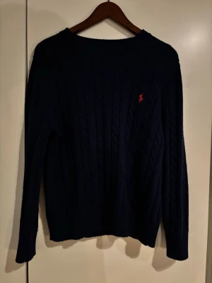 Ralph lauren sweater  - En mörk blå stickad tröja från polo Ralph lauren. Med storlek M  Hör gärna av dig vid frågor 😊