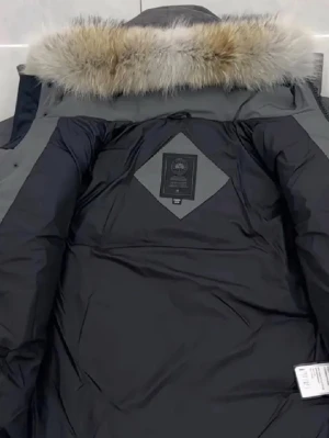 Grå dunjacka från Canada Goose S - Säljer en grå dunjacka från Canada Goose i storlek S. Jackan har huva och medföljande avtagbar pälsdetalj, samt ribbade muddar vid ärmsluten. Klassisk patch på ärmen och stängs med både knappar och dragkedja. Perfekt för kalla dagar. Jackan Har NFC 