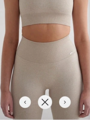 Beige ribbad sportbh aimn  - Snygg beige sportbh i ribbat material. Tillverkad i ett stretchigt, sömlöst material som sitter skönt och formar kroppen. Storlek xs 