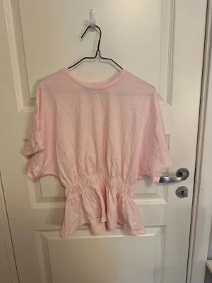 Rosa volangtopp - Hej! 🌸 Säljer en rosa volangtopp från Lager 157. Den har en liten fläck (se bild), jag har inte testat att ta bort den, så den kan eventuellt gå bort. I övrigt fint skick. Hör gärna av dig om du vill ha fler bilder eller info 😊