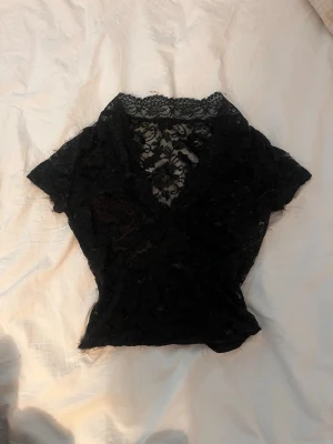 Svart spetsblus med v-ringning - Snygg spets tröja, som inte kommer till användning. Skriv om ni har frågor💕