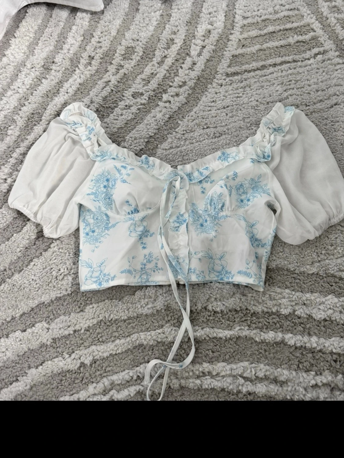 Vit blommig croppad blus med puffärm