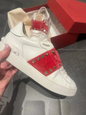 *Limited edition* Valentino Rockstud sneakers vit/rosa - Säljer mina älskade valentino skor pga att de inte längre passar min stil! Som man ser är de väl använda men har endast defekter på insidan av skon, de ser röda ut i kameran men är rosa i verkligheten💗💗 (den sista bilden är gammal)