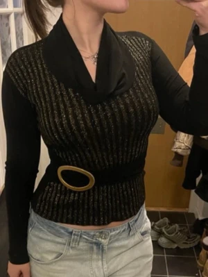 Tröja - Säljer denna assnygga tröja som inte kommer till användning då jag inte klarar av guldfärgat på mig, bilden är inte min och den har bara kommit till användning en gång 