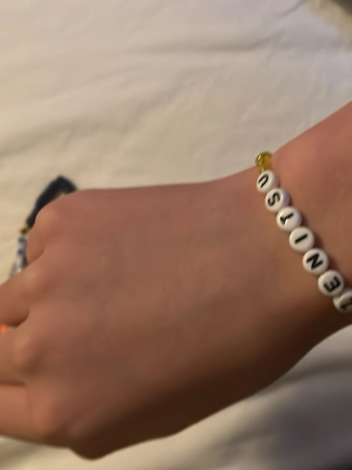 Gult pärlarmband med texten ZENITSU - 1