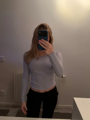 Ljuslila ribbad topp från ONLY - Pris går att diskutera. Tröjan är aldrig använd. Nypris är 199kr