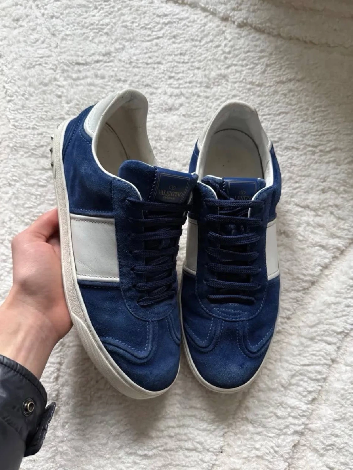 Blå och vita sneakers från Valentino