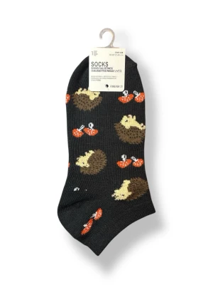 Svarta strumpor med igelkottar Forever 21 - Svarta låga strumpor från Forever 21 med gulligt mönster av bruna igelkottar och röda svampar. Strumporna är tillverkade i mjukt och stretchigt material som sitter skönt på foten. Perfekta för dig som gillar söta och lekfulla detaljer i din outfit. Passar mig som har storlek 37/38