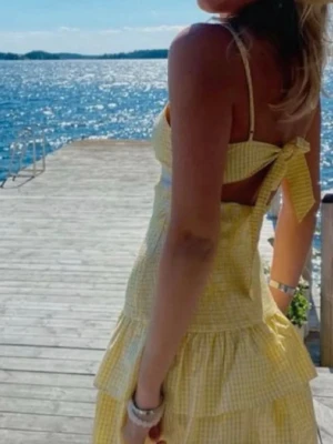 Gul sommarklänning med volanger - Söt gul klänning med smala axelband och volangkjol. Perfekt för sommaren eller för när man är utomlands!💓