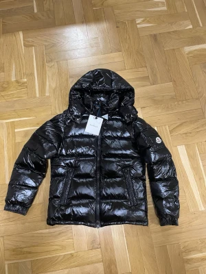 Moncler Maya - Säljer denna fina Moncler Maya då jag inte har någon användning till den, jackan har alldrig använts och är helt ny, den är varm och stilig, perfekt till vintern, ställ gärna frågor, tar helst kontant 