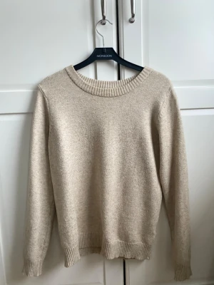 STICKAD TRÖJA - Snygg stickad tröja från VILA, använt fåtal gånger😌