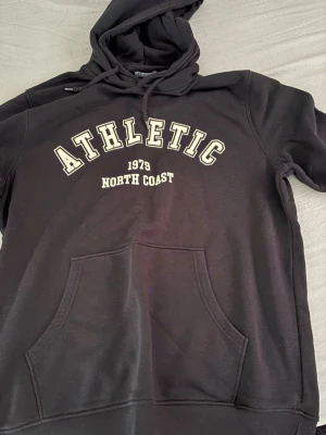 Svart hoodie  -  Svart hoodie köpt på Cubus, aldrig använd och aldrig tvättad. Stl L