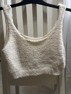 Krämvit fluffig topp - Mysig och fluffig topp i krämvit färg. Använd 3 gånger!  Stretchig 