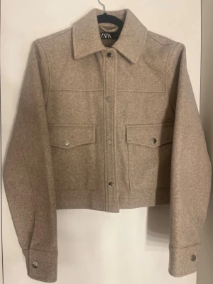 Beige jacka från Zara - Beige kort jacka från Zara i strl S 💕Används få gånger. 