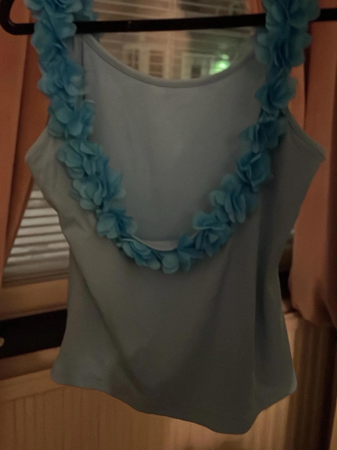 Ljusblå ribbad topp med blommor - 1