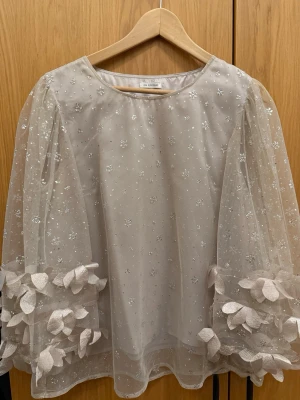 Ida sjöstedt blus - Säljer denna blus. Använd en gång tvättad en gång. Storlek L. Skriv om ni undrar nått mer! Ny pris 3000 kr