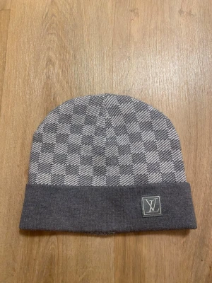 L V mössa - Helt ny mössa testade den sen har jag inte rört den.