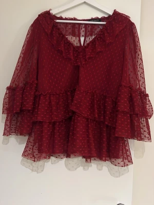 Vinröd blus - L - Vinröd blus med prickigt mönster, storlek L. I nyskick 