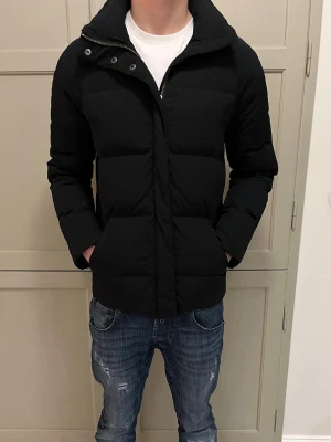 Tiger of Sweden Dunjacka - Säljer en riktigt fet puffer/dunjacka från Tiger of Sweden. Varm och bekväm men också riktigt snygg med skön passform 🙌| Använd men fortfarande i bra skick ✅ | Passar Herr S slim fit 📏 