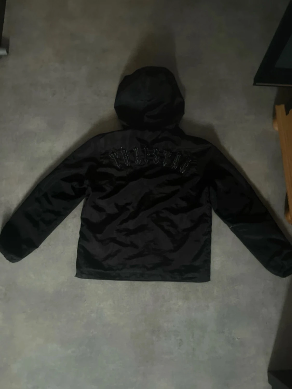 Svart vindjacka med huva - 1