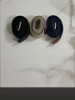 Flätade bälten - Säljer flätade bälten i mycket bra skick finns i färgen svart blå och Bech, för några frågor skriv gärna, en för 100kr, vid snabb äffär kan priset diskuteras 