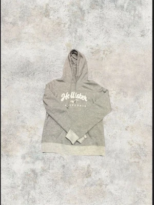Hollister hoodie! - Hollister hoodie i fint skick! Storlek xs/s passar mest xs men sitter lite större! Hör gärna av er vid fundering!😊