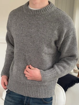 Grå stickad tröja i från the row  - Nypris : €1680 , ullblandning. Från mörket The Row, väldigt exklusivt 