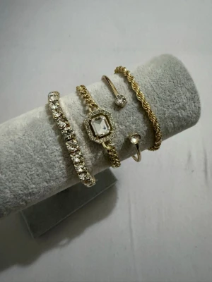 Guld Armband Set - Helt ny aldrig använd. Rostfritt stål. Justerbar.