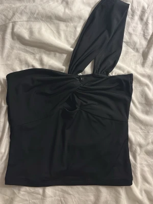 Svart topp från Bikbok - Skriv vid frågor