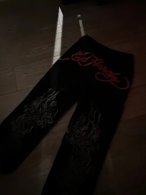 Baggy Ed hardy jeans  - Svarta er Hardy jeans. Säljer då de är för korta, nästan helt nya!! Köpt för lite över 1000 kr. Kontakta vid frågor!