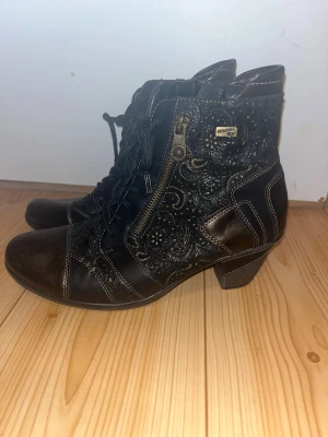 Korkokengät 39 - Rusehtavan kulta-mustat korkokengät. Sivuilla vetoketjut ja edessä nauhat. Koko 39. Pohjallisen pituus n 24.5cm. Eläintalous MMM, lisätietoja saa kysymällä Katsothan myös muut ilmoitukseni Tarjoa 