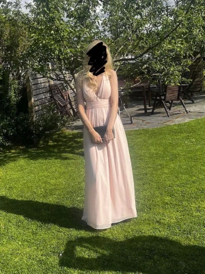 Balklänning  med v-ringning - Ljusrosa långkläning perfekt till balen eller annan tillställning. Skriv för fler bilder. Jag är ca 170 cm lång. Passar s-xs. 