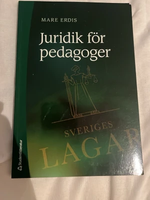 Juridik för pedagoger - Juridik för pedagoger av Mare Erdis är en grön kursbok som ger en introduktion till juridiska frågor för pedagoger. Boken tar upp lagar och regler som rör förskola, skola och fritidshem, med fokus på rättssäkerhet, sekretess och barns rättigheter. Femte upplagan. Använd och repor finns på boken 