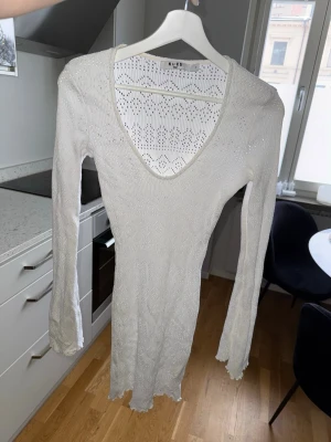 Klänning Nakd - Väldigt fin, använd men gott skick 🌸 utsvänga ärmar med fina detaljer