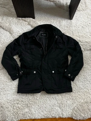 Massimo Dutti Fieldjacket: S - Säljer en superfin fieldjacket ifrån Massimo Dutti. Jackan är i storlek M men sitter som S. Den är i fint skick och fodrad innuti vilket gör den perfekt för kyligare dagar. Hör av er vid minsta fundering☺️